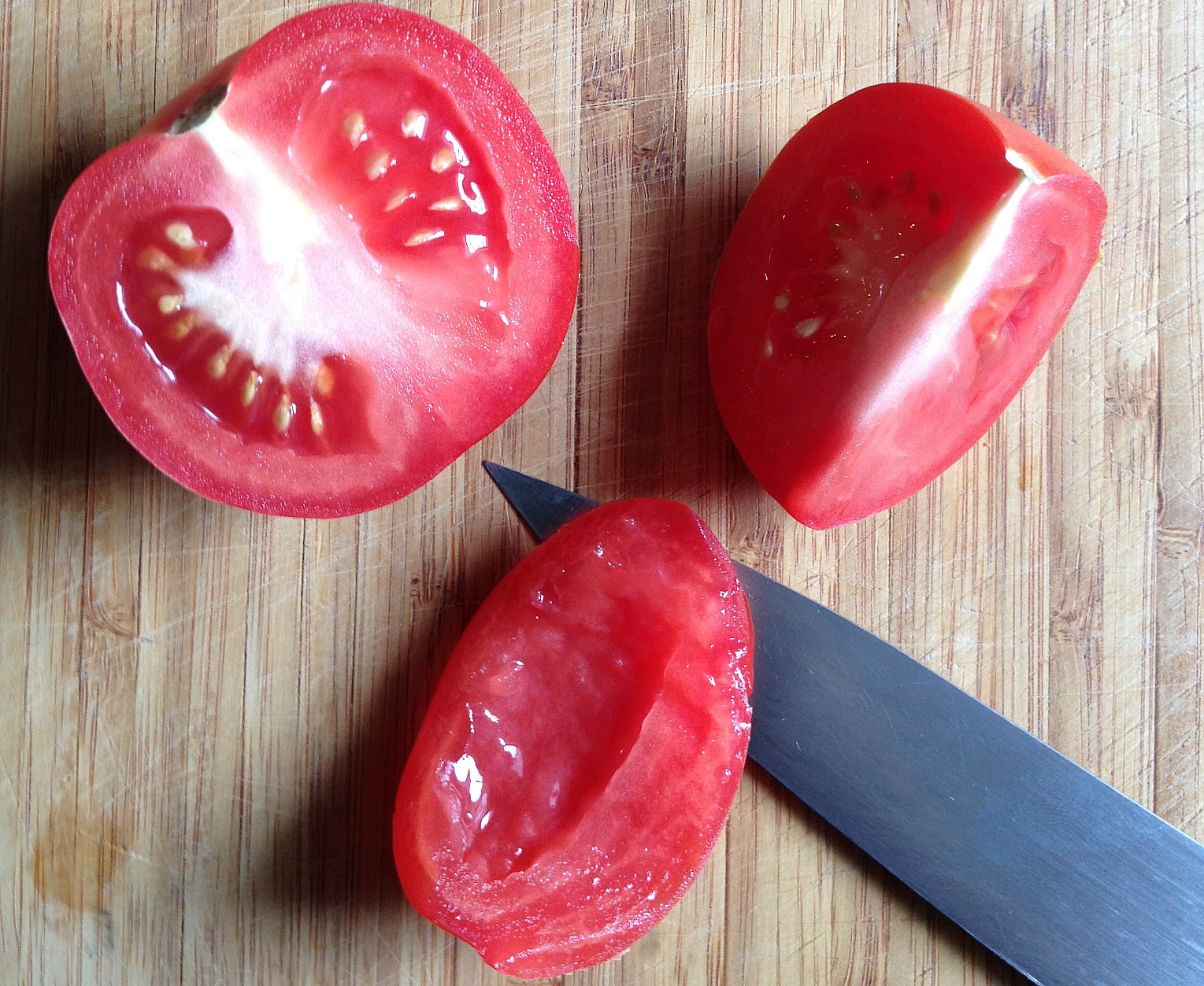 Removing the seeds of a tomato with a sharp knife
